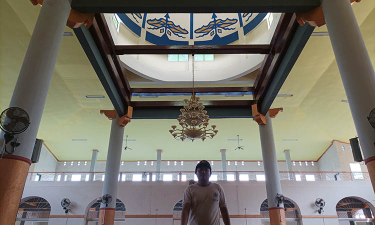 KOKOH: Tiang tengah masjid peninggalan Kiai Ronggo yang masih terjaga. Dulunya masjid ini berbentuk joglo.