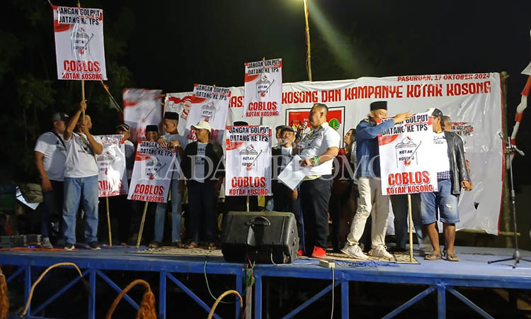 DEKLARASI: Deklarasi kotak kosong oleh relawan kotan kosong di Lapangan Bong, Kota Pasuruan, Kamis (17/10) malam. Pemilih diminta tidak golput dalam Pilwali Kota Pasuruan dan lebih baik memilih kotak