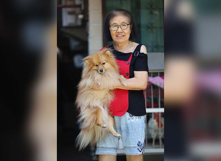 BAHAGIA: Lelyana, menggendong Jojo, anjingnya yang berjenis Pomeranian.