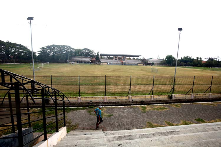 BUKAN TEMPAT KAMPANYE: Seorang warga berada di Stadion Bayuangga Kota Probolinggo. Lapangan milik Pemkot, ini dilarang dijadikan tempat rapat umum atau kampanye terbuka.