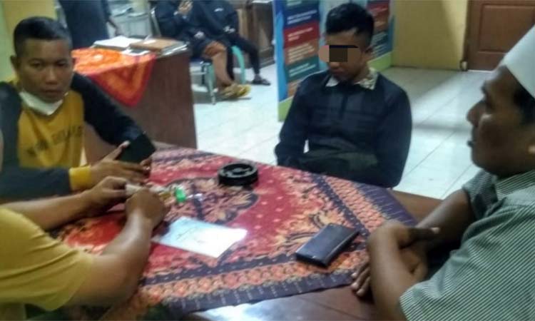 MRB, oknum bank titil yang sempat dimassa di Gending karena berbuat asusila.