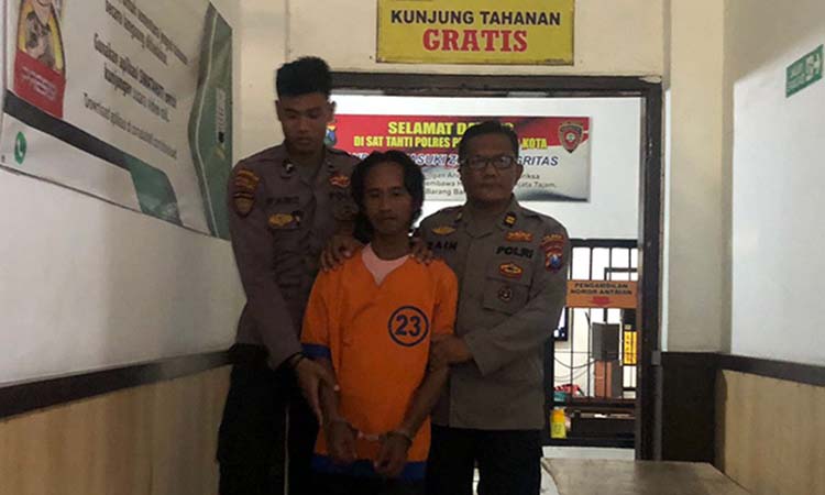 DIPERIKSA: Petugas Polres Probolinggo Kota mengeler tersangka pencurian kotak amal Masjid An-Nur, Can, 39, Jumat (18/10). (inneke Agustin/ Radar Bromo)