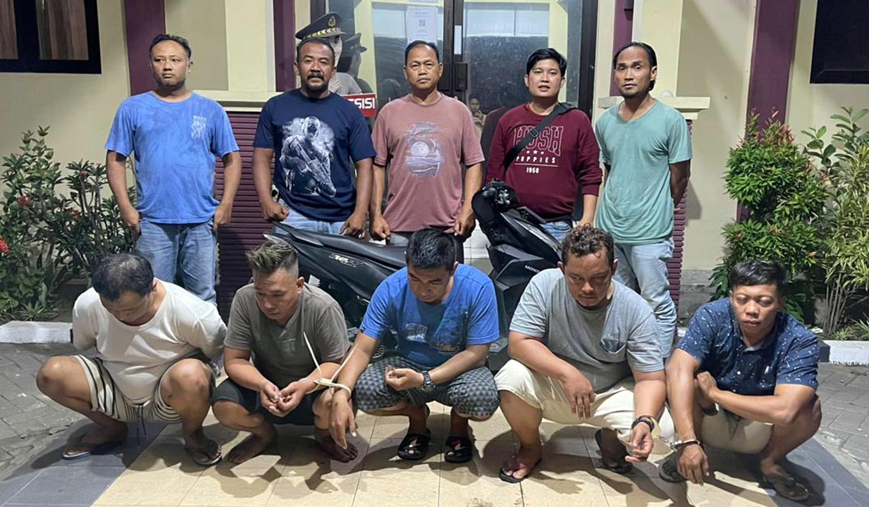 KOMPAK MASUK BUI: Lima tukang jabel (jongkok) saat ditunjukkan pada awak media.
