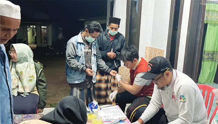 AMBIL SAMPEL: Petugas kesehatan mengambil sampel deteksi dini filariasis untuk mengidentifikasi dan mencegah penyebaran penyakit yang disebabkan cacing mikrofilaria.