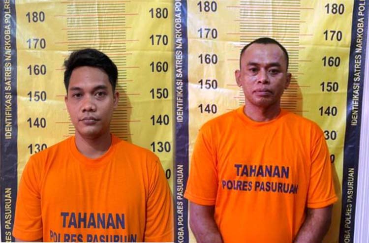 DIAMANKAN: Muslimin dan Wahyudi diamankan Polres Pasuruan, setelah disangka menjadi pengedar sabu-rabu.