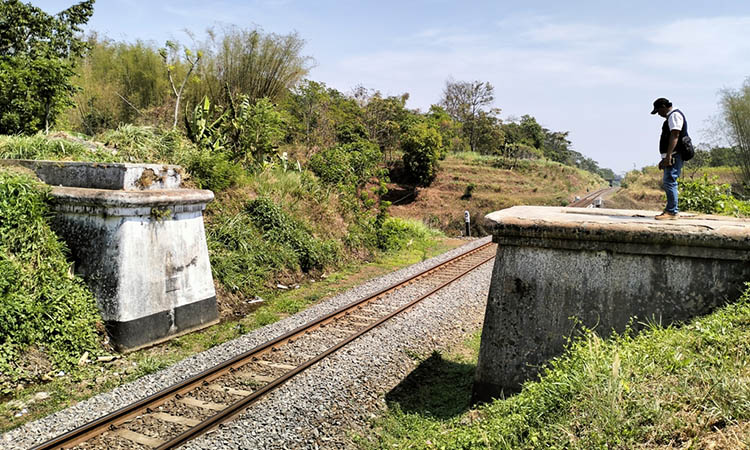 UNIK: Jembatan Syphon&nbsp;memang tampak unik. Bentuknya, mirip gapura. Karena seolah-olah terpisah oleh rel kereta api.