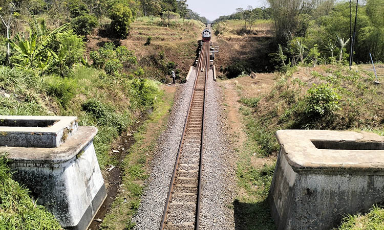 DIBATASI REL: Dengan keberadaan rel yang berada di tengah, Jembatan Syphon&nbsp;seolah-olah terputus. Padahal, ada pipa dari baja yang menjadi penghubung antara sisi barat dan timur di bawah rel setempat.