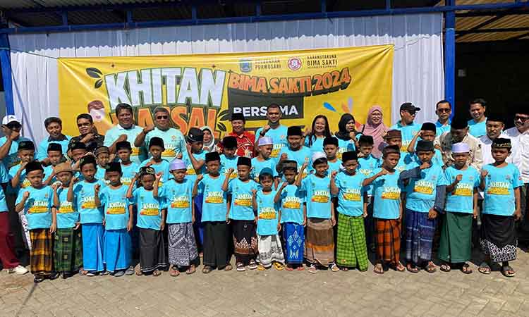 CSR: Puluhan anak yang mengikuti khitanan massal bersama Kartar Bima Sakti pada Jumat (18/10) lalu. Acara ini menggandeng KT&G Trisakti Purwosari Makmur.