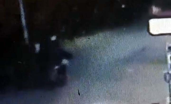 Terduga begal motor di Sumurmati Sumberasih, yang terekam CCTV warga. Diduga pelaku kabur ke arah Kota Probolinggo.