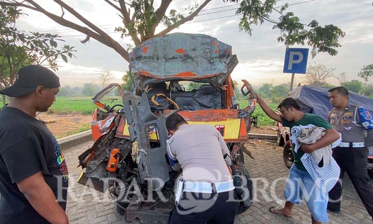 RINGSEK PARAH: Kondisi mobil travel yang alami kecelakaan maut di tol Paspro Grati Pasuruan (21/10). (Mokhamad Zubaidillah/ Radar Bromo)