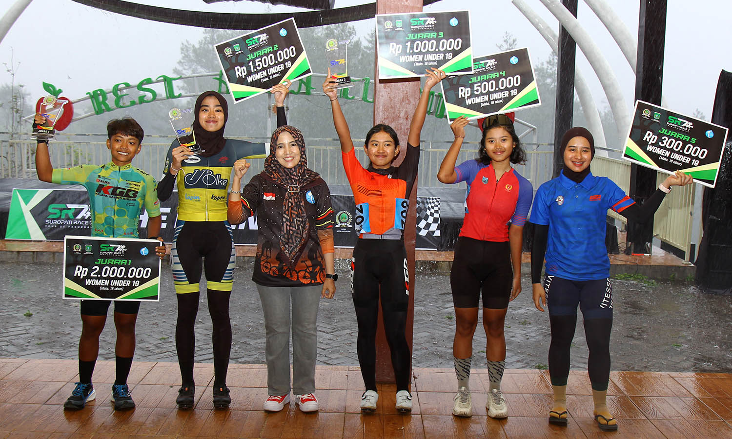 KELAS PEREMPUAN : Kabiro Radar Bromo Pasuruan, Nurlaily Arifiyah menyerahkan piala kelas Women Under 19. (M Zubaidillah/Jawa Pos Radar Bromo)