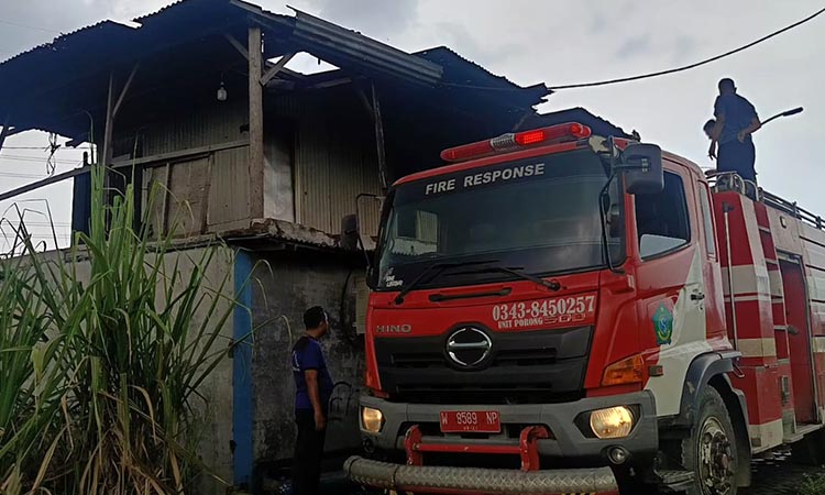 Tim Damkar saat berupaya memadamkan api di gudang Briket di Carat, Gempol (21/10).