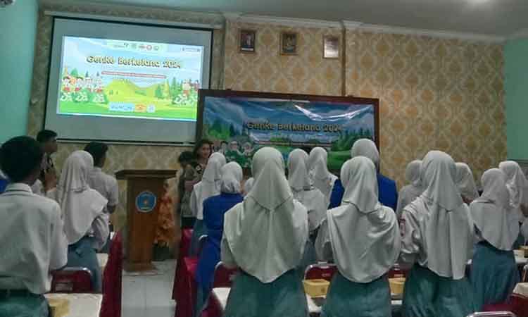 BERBAGI ILMU: Sejumlah siswa SMAN 3 Kota Probolinggo mengikuti sosialisasi tentang bahaya kenakalan remaja dan pernikahan dini, Senin (21/10).