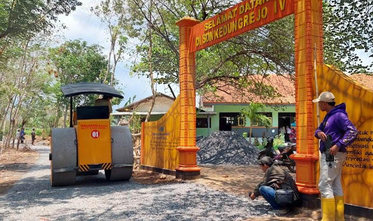 DIGARAP: Pembangunan infrastruktur jalan menjadi program prioritas Pemerintah Desa Kedungrejo. Saat ini tengah digarap pengasapalan jalan sepanjang 590 meter di Dusu