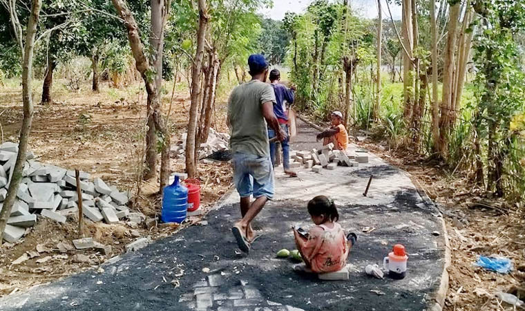 LEBIH BAIK: Akses Dusun Sumur Dalam, Desa Kedungrejo, lebih baik, setelah jalan sepanjang 109 meter dengan lebar 2,5 meter rampung dipaving.