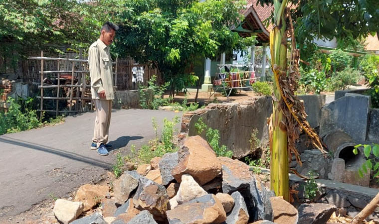 BAKAL DILEBARKAN: Jembatan di Dusun Slamet yang sudah rusak dan sempit, akan dibangun dengan pelebaran jembatan tahun ini.&nbsp;(Arif Mashudi/Jawa Pos Radar Bromo)
