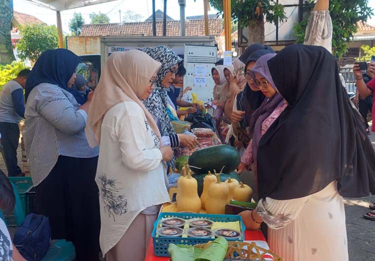 LEBIH MURAH: Sejumlah warga berburu sembako murah di Pasar Murah, Kecamatan Bantaran, Selasa (22/10).