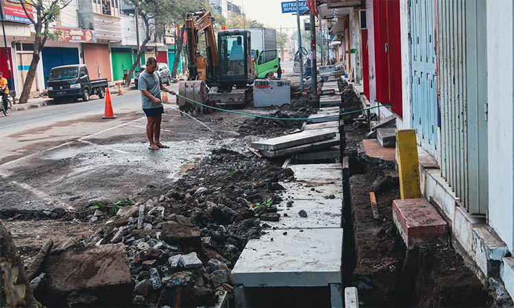 DITINGKATKAN: Perbaikan drainase di Jalan Wahid Hasyim, Kota Pasuruan. Saat ini, masih dalam pengerjaan. Foto diambil 26 September 2024.