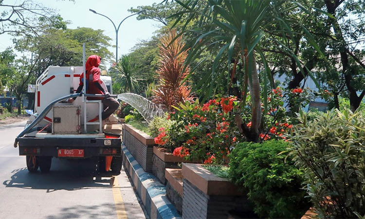 SIRAM: Kegiatan penyiraman taman di Kota Pasuruan. Anggaran pemeliharaan taman yang ada di Kota Pasuruan, tak diusulkan berubah.