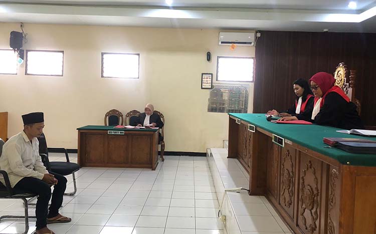 SIDANG: Terdakwa Pradifya Riyandara, disidang di PN Probolinggo, Selasa (2/10).