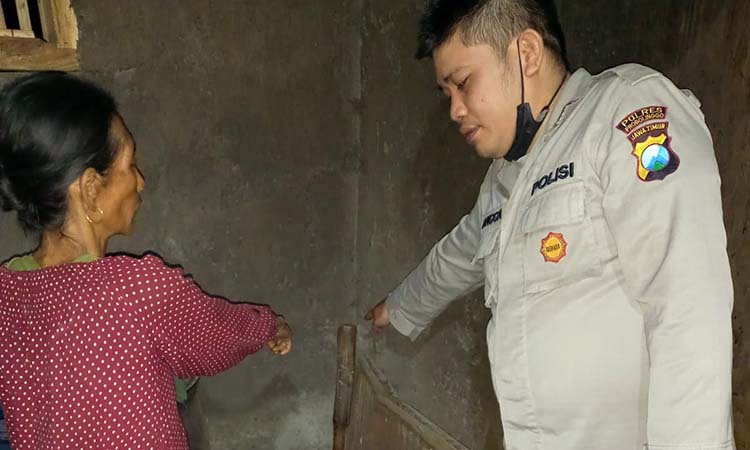 Supiani menunjukkan alu penumbuk kopi yang digunakan menghabisi korban pada polisi.