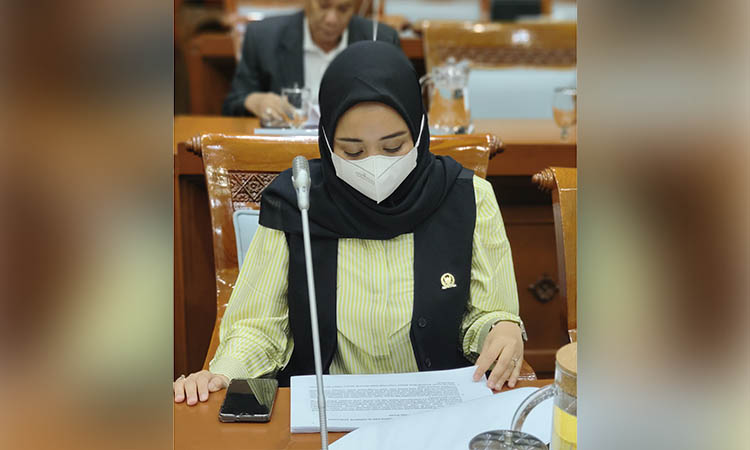 LANGSUNG BEKERJA: Dini Rahmania dari fraksi NasDem saat rapat di gedung DPR RI.