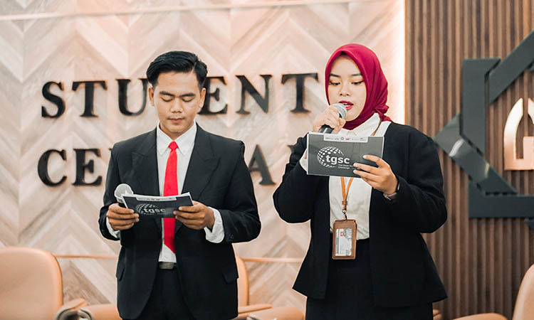 BERTALENTA: Sugiyanto saat menjadi host di salah satu acara di Uinsa.