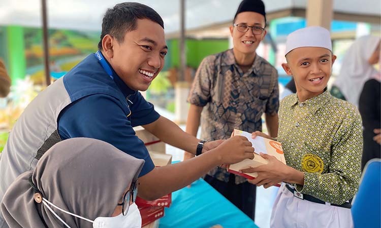 ISTIMEWA : Pemberian santunan pendidikan kepada anak-anak disabilitas dari keluarga dhuafa yang mempunyai semangat belajar.