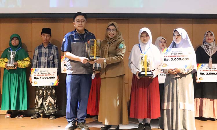 CJ OLIMPIADE : Presiden Direktur PT. Cheil Jedang Indonesia memberikan penghargaan kepada juara umum lomba akademik se-Kecamatan Rejoso.