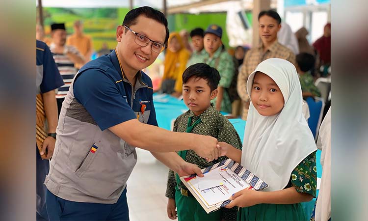 PRESTASI: Beasiswa pendidikan diberikan PT. CJI kepada siswa yang berprestasi akademik dan non akademik di wilayah Kecamatan Rejoso