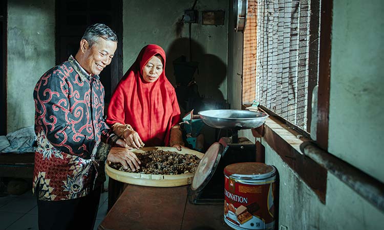 Muhammad Rasyid menunjukkan olahan biji kopi yang banyak dibuat warga Andungbiru, Tiris.