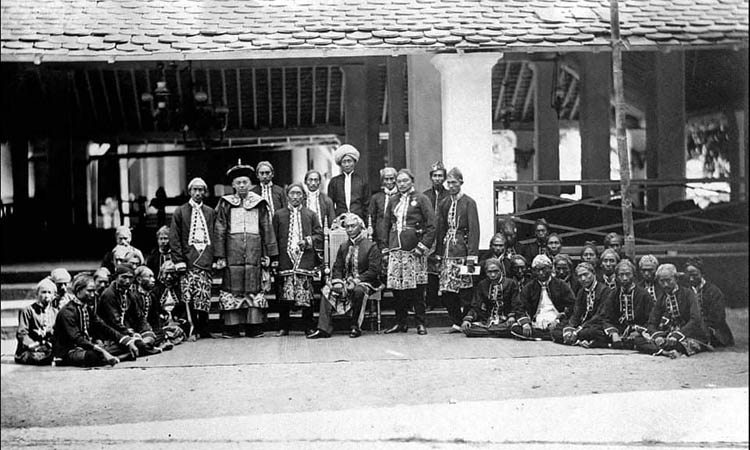 PEGAWAI: Sejumlah eks pegawai dan pejabat di lingkungan pemerintahan Bangil saat berpose di depan pendopo.