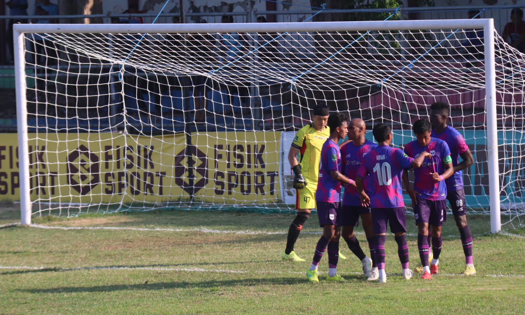 TITIK PUTIH: Para pemain Rans Nusantara merayakan gol yang dicetak Joalison Santos Oliveira dari kotak dua belas.