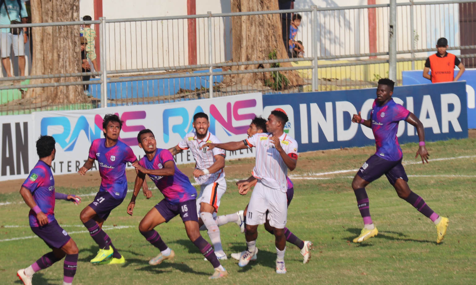 KETAT: Duel pemain Rans Nusantara dan Persibo Bojonegoro di Stadion Untung Suropati, Sabtu (26/10) sore.