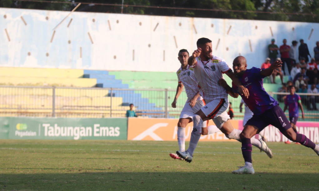 NYAWA PERMAINAN: Second striker Rans Nusantara Joalison Santos Oliveira (kanan) ditempel ketat bek Persibo Bojonegoro Taher di laga Sabtu (26/10) sore . Laga tersebut berkesudahan seri.