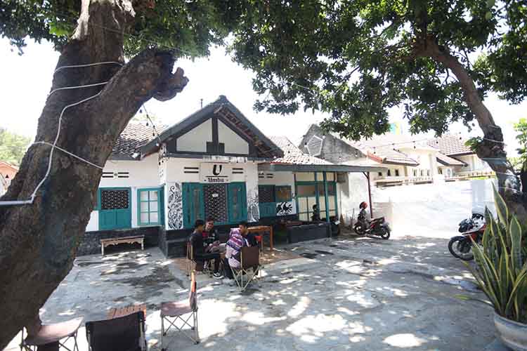 MASA LALU: Sejumlah pemuda menikmati kopi di depan sebuah kafe dengan bangunan kuno di Kecamatan Mayangan, Kota Probolinggo.