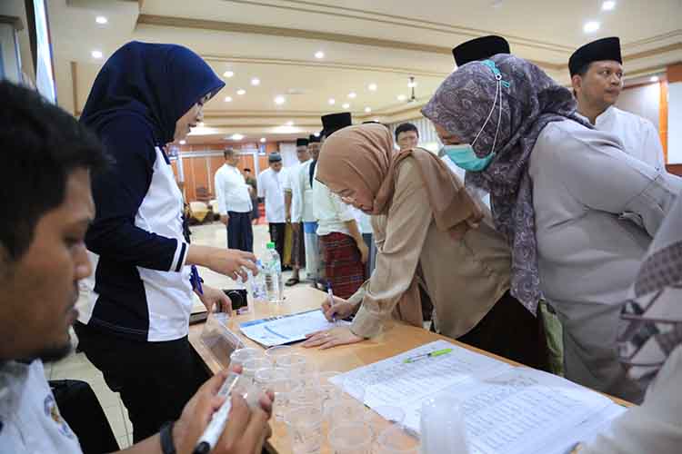 ANTRE: Sejumlah pejabat Pemkot Probolinggo, mengantre untuk menjalani tes urine, Jumat (25/10).
