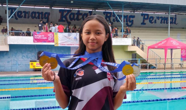 POTENSIAL: Adisty Adjeng dengan medali yang diraihnya atas kejuaraan open antar klub.