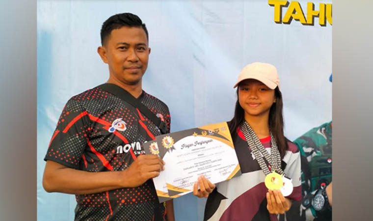Adisty dan Ahmad Faisol&nbsp; saat meraih medali di ajang Danlanud Cup.