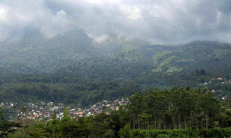 BAKAL DITUTUP: Gunung Arjuno yang menjadi salah satu favorit bagi para pendaki atau hiking. Rencananya, jalur pendakian bakal ditutup sementara mulai November.