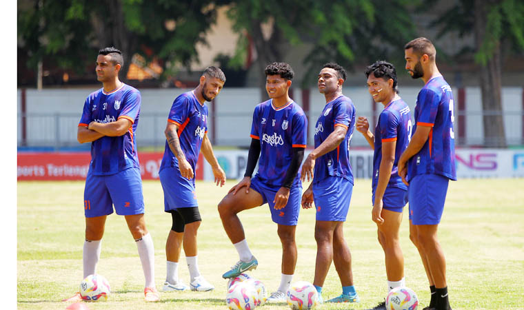 Skuadra Persibo saat menjajal Stadion Untung Suropati, Jumat (25/10) pagi.