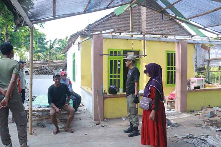 DIBONGKAR: Anggota Satpol PP Kabupaten Probolinggo melakukan penertiban warung remang-remang di Kelurahan Semampir, Kecamatan Kraksaan, beberapa waktu lalu.
