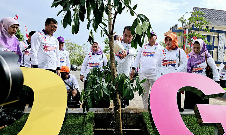 SIRAM: Pj Bupati Pasuruan Dr. Nurkholis, S.Sos., M.Si., CIPA., CIHCM. menyiram salah satu pohon usai melakukan penanaman di RSUD Grati untuk pencanangan rumah sakit setempat sebagai Green Hospital.