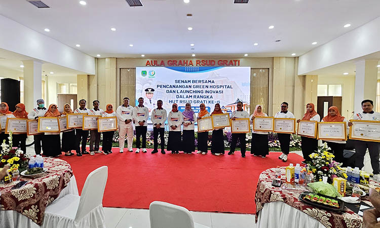 INOVATOR: Pemberian penghargaan kepada 17 inovator layanan di RSUD Grati.