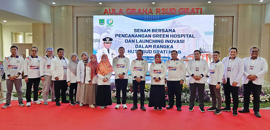 KOMPAK: Para dokter spesialis RSUD Grati mengabadikan momen kebersamaan dengan foto bersama.