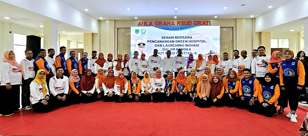 BERSAMA: Sejumlah pegawai RSUD Grati saat foto bersama, menunjukkan kekompakan dalam memberikan pelayanan kepada masyarakat.