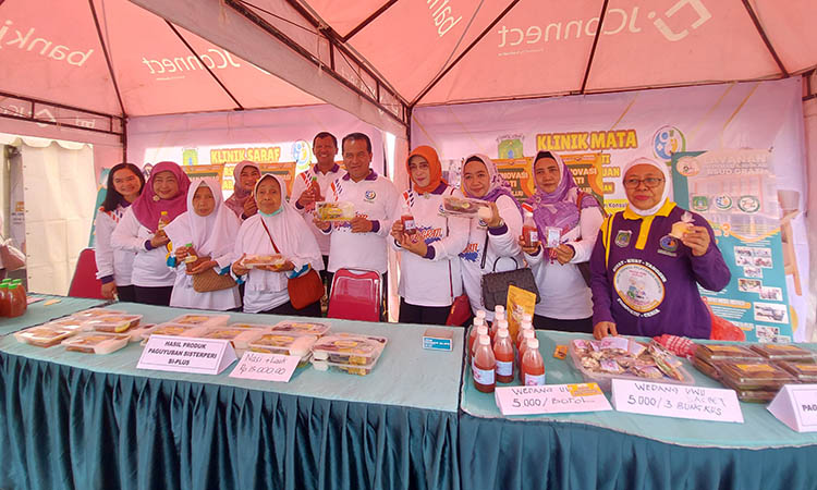 STAN: Pj Bupati Pasuruan Dr. Nurkholis, S.Sos., M.Si., CIPA., CIHCM. mendatangi stan hasil olahan Paguyuban Sister Peri Plus.
