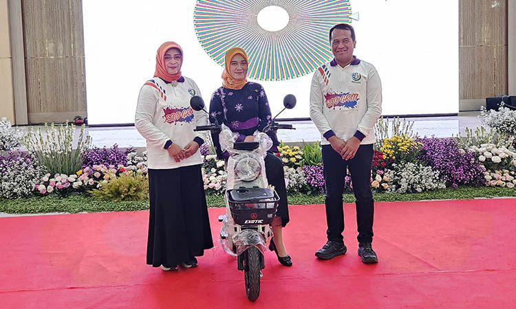 HADIAH ISTIMEWA: Penerima door prize utama sepeda motor listrik.