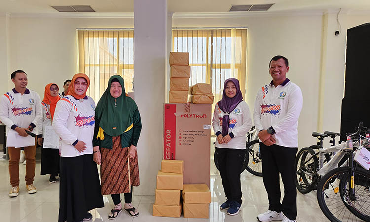 MENGGEMBIRAKAN: Penerima door prize utama lemari es. Hal itu membuat penerimanya bahagia.