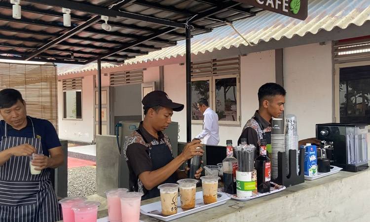 KAFE JANA: Suasana Kafe Jana di Lapas IIB Pasuruan yang dikelola oleh WB Lapas IIB Pasuruan. Ada Sembilan barista yang mengelola kafe ini secara bergantian. (Fahrizal Firmani/Jawa Pos Radar Bromo)